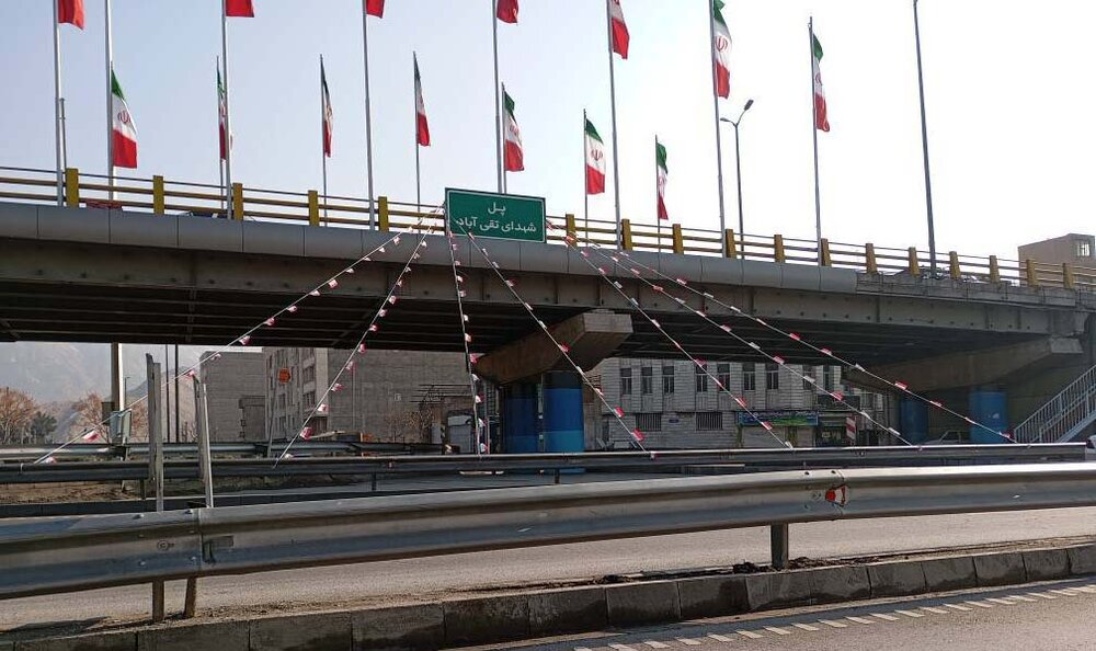 فضاسازی شهر با آذین‌بندی و اهتزاز پرچم ایران اسلامی در منطقه ۲۰