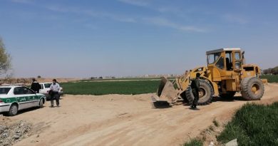 توقیف یک دستگاه لودر در حال خاکریزی و تسطیح در بستر رودخانه شادچای