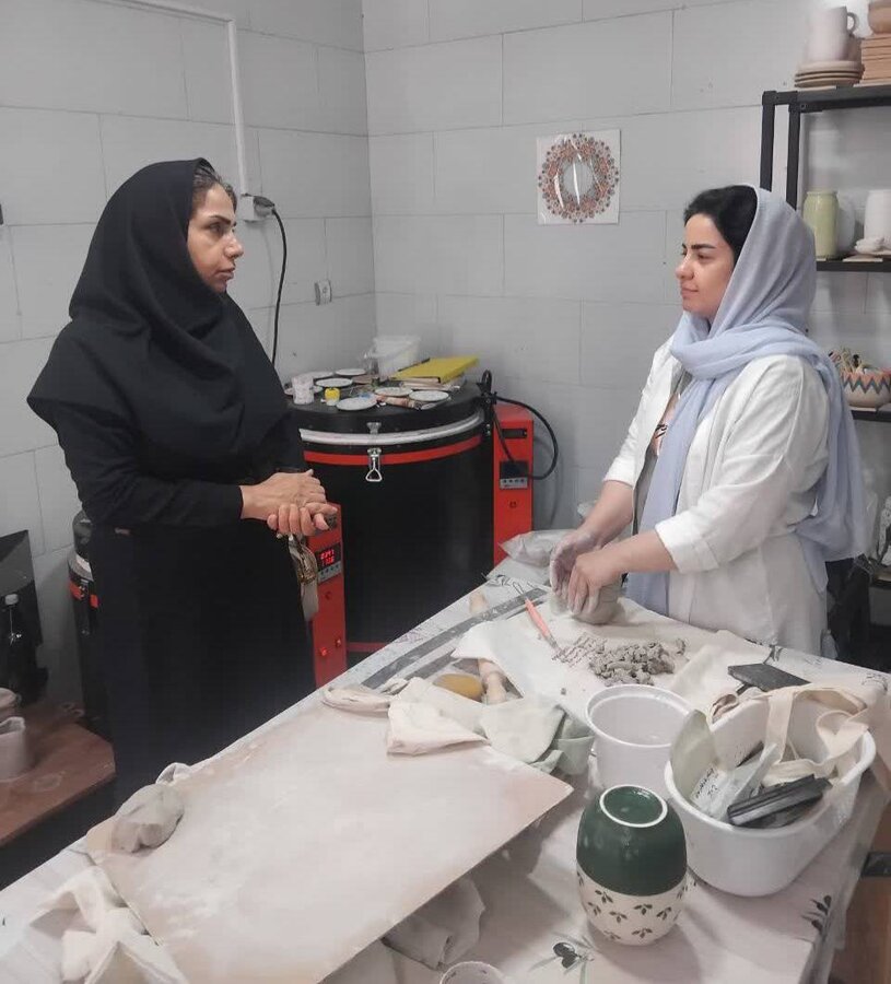 شهرری | بازدید معاون توانمندسازی  از کارگاه تولید ظروف سفالی کارآفرین ناشنوا
